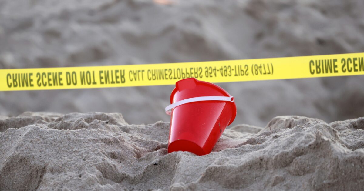 Un cubo de playa en Lauderdale-by-the-Sea (Florida), lugar donde ha tenido lugar el fatal accidente