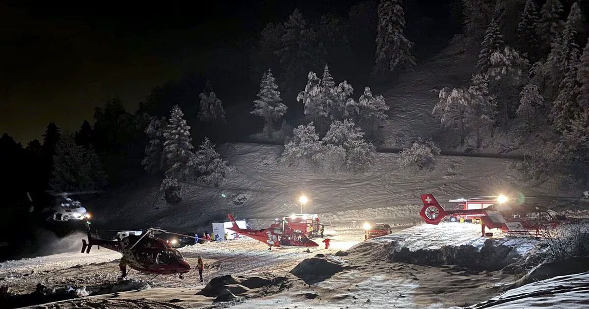 Equipos de rescate de montaña y helicópteros se preparan para sobrevolar la zona de Dent Blanche, en los Alpes suizos, en una foto facilitada por la Policía Cantonal de Valais, el 10 de marzo.