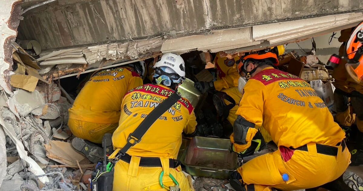 Un grupo de bomberos buscan supervivientes en el interior de un edificio derrumbado tras el terremoto, este miércoles en la ciudad taiwanesa de Hualien