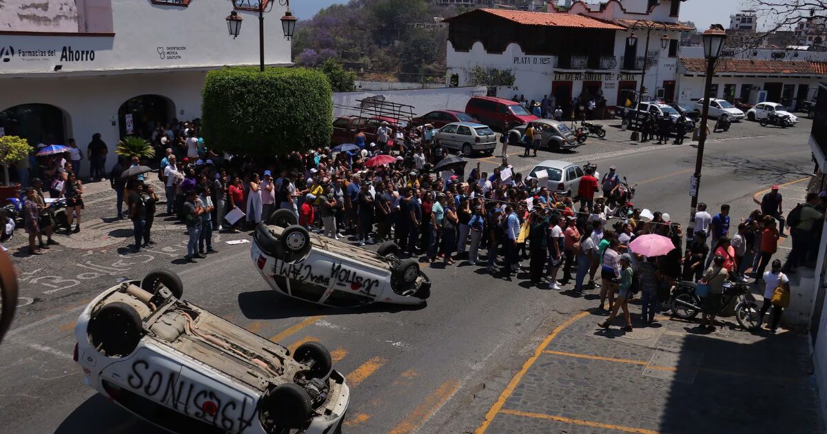 Pobladores de Taxco participan en un linchamiento a los presuntos responsables del feminicidio de una menor.