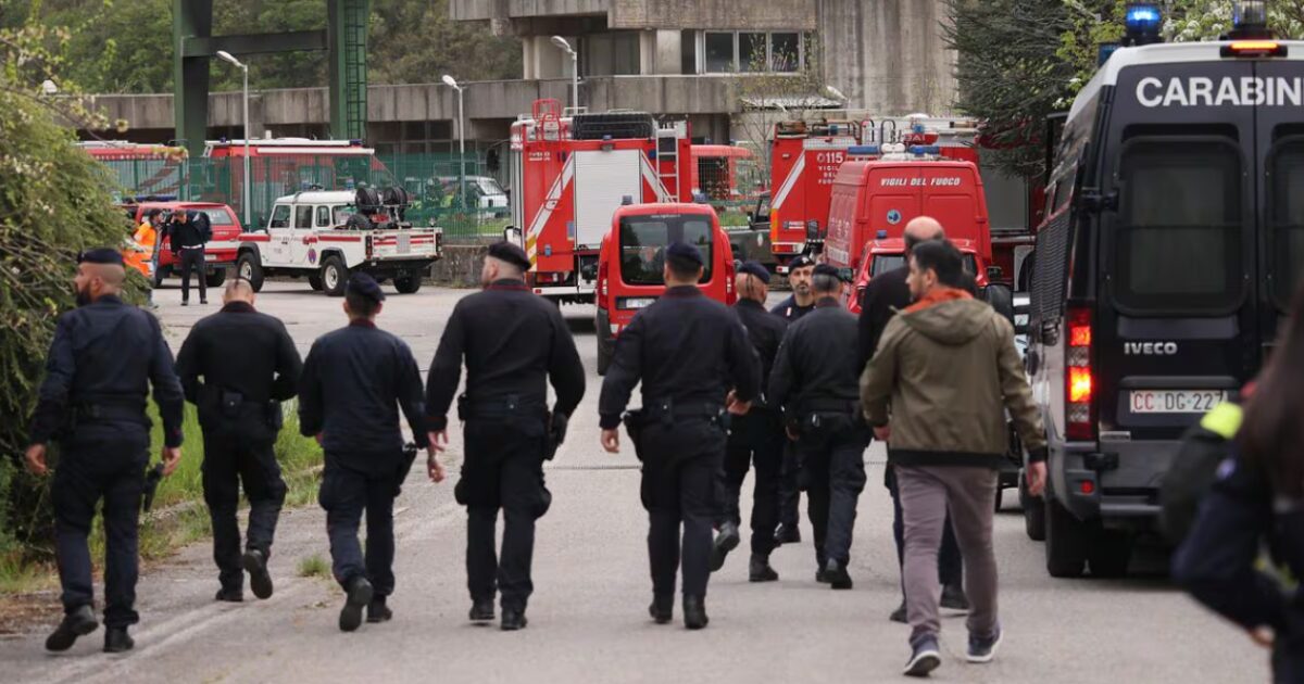 Equipos de emergencia y fuerzas de seguridad acuden a la central hidroeléctrica en el embalse de Suviana, cerca de Bolonia.