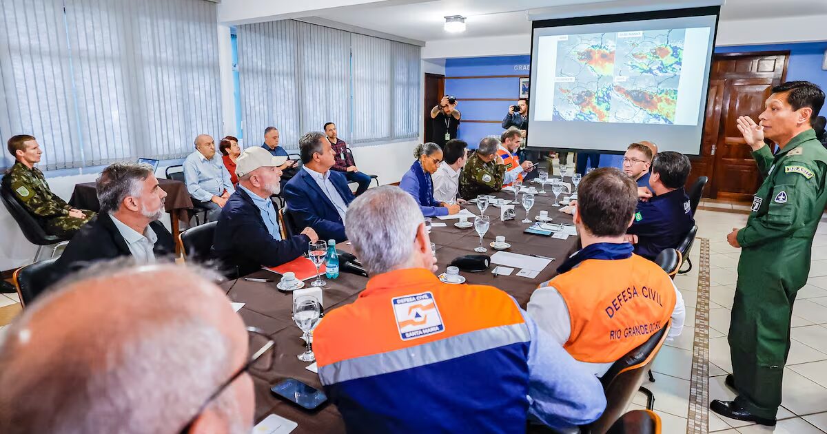 El presidente Lula recibe información, este jueves durante su visita a Río Grande do Sul, sobre los daños causados por el fuerte temporal.