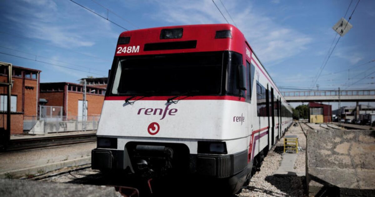 Muere un trabajador en Mieres al chocar un tren de Cercanías contra una grúa elevadora