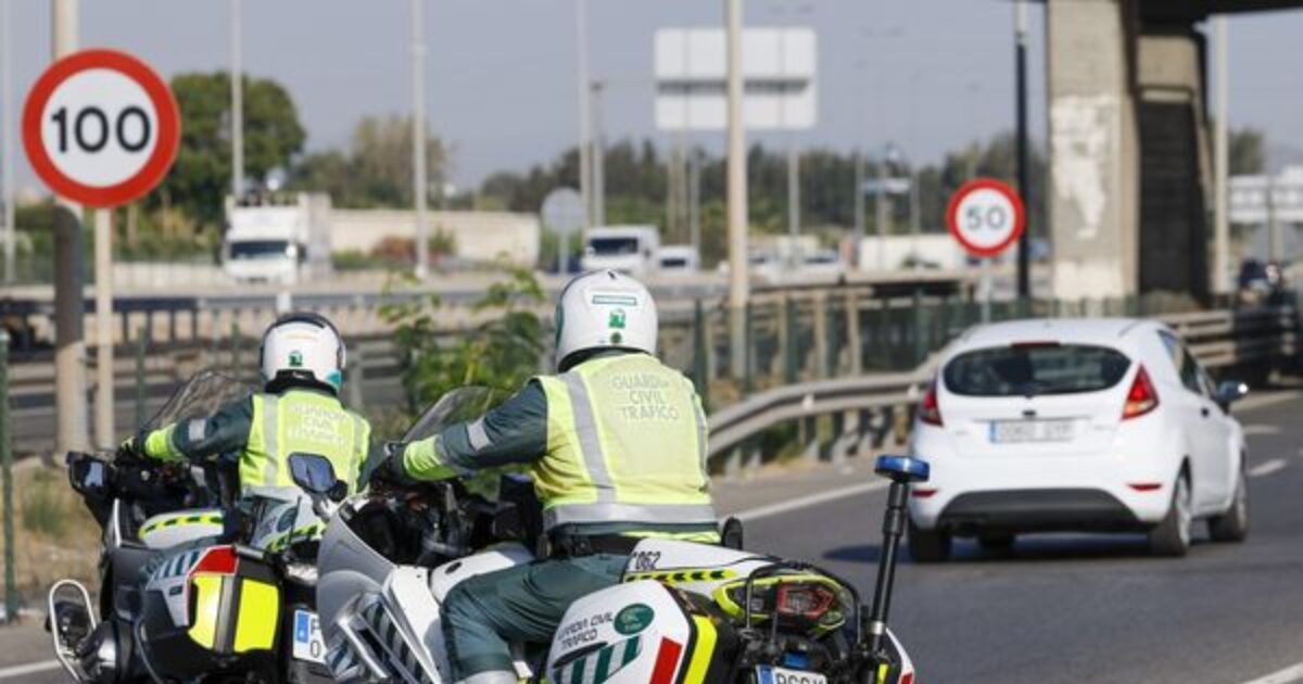 Dos agentes de la Guardia Civil de Tráfico