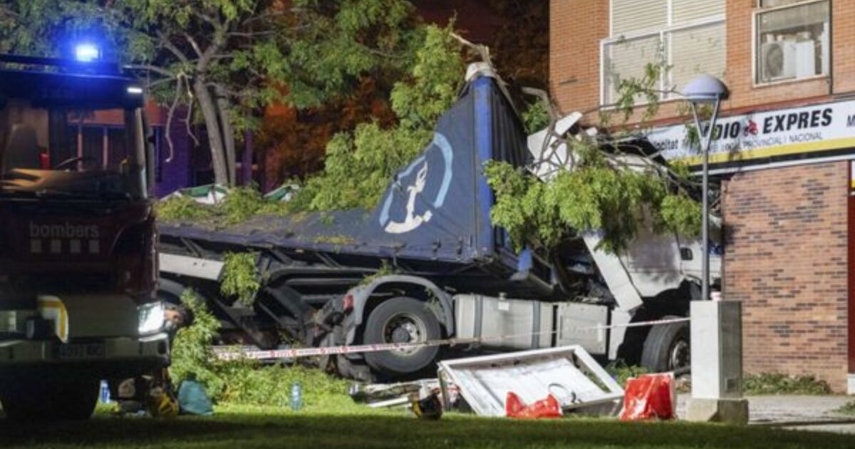 Un camionero muerto y otros nueve heridos en un accidente a la entrada de Lleida.