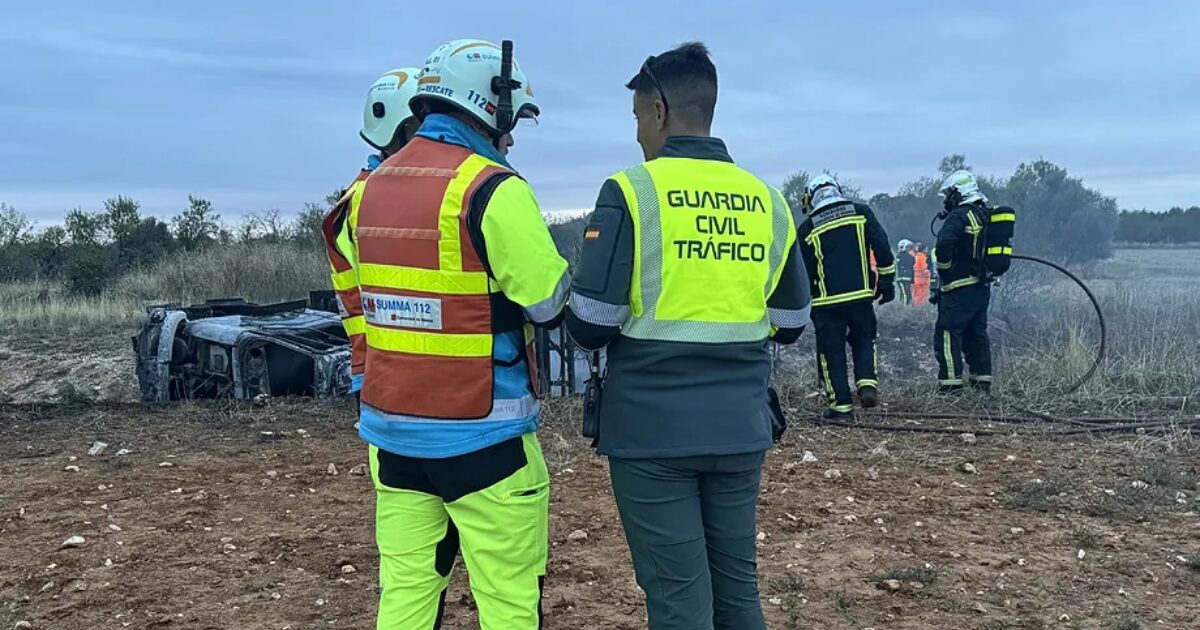 Efectivos del Summa y de la Guardia Civil en el lugar del accidente.