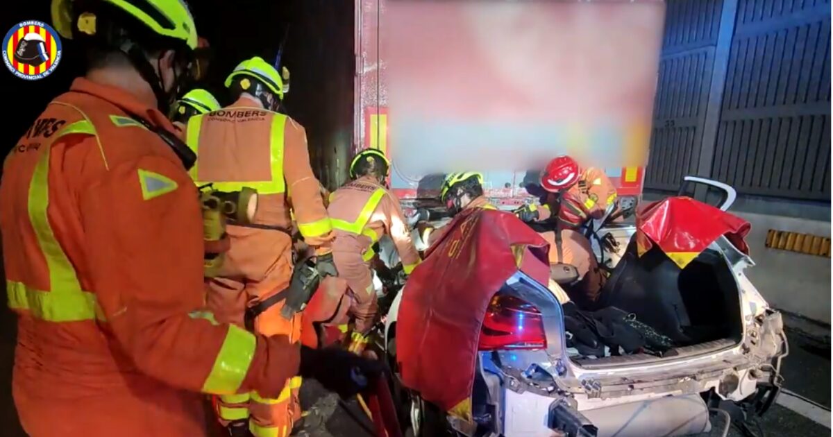 omberos trabajan en el accidente de un camión en la A-7, en la localidad valenciana de Paterna