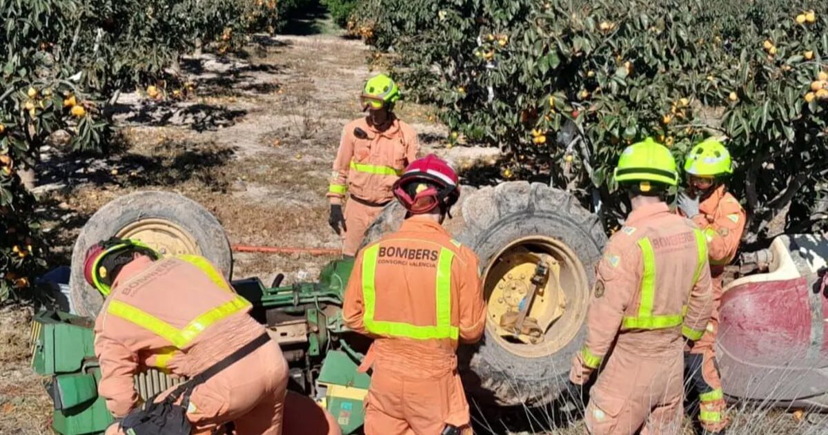 Imagen de los bomberos trabajando en el lugar del accidente