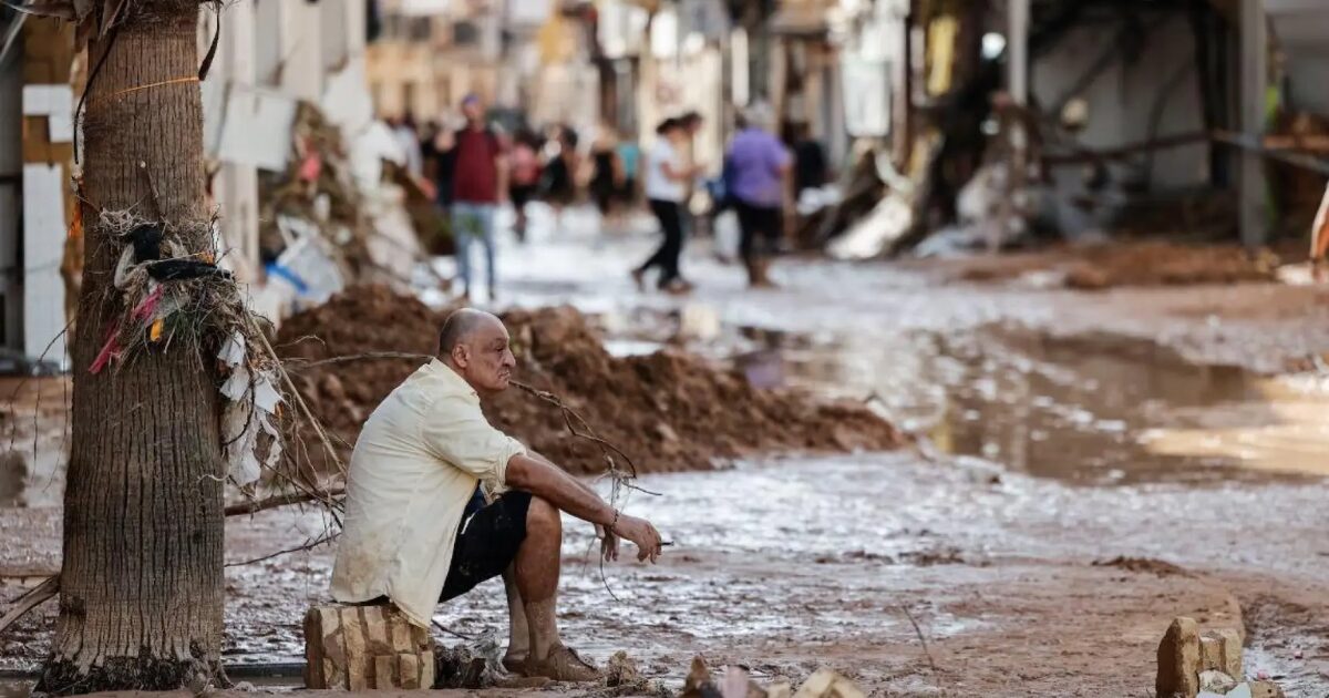 Un hombre observa los daños causados por las inundaciones en la localidad de Paiporta (Valencia) este jueves