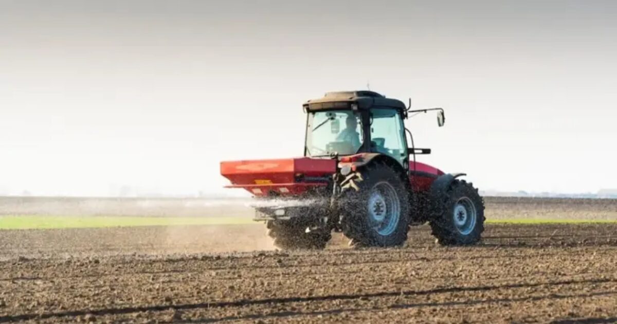 Tractor abonant en una imatge d'arxiu