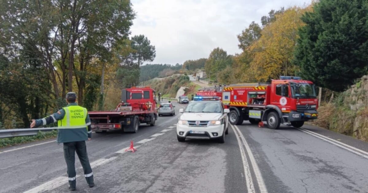 conductor de 65 años en una colisión frontal contra otro turismo en Coles